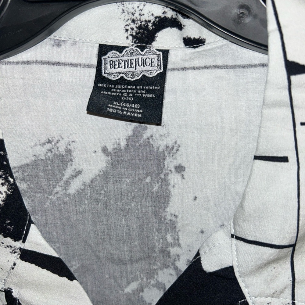 Beetlejuice Men’s XL (46/48) Lightweight Button Down Shirt NWT Hallowe’en - Picture 3 of 5
